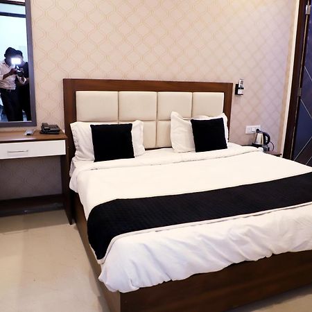 Royal Park Inn Грейтър Нойда Екстериор снимка