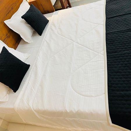 Royal Park Inn Грейтър Нойда Екстериор снимка