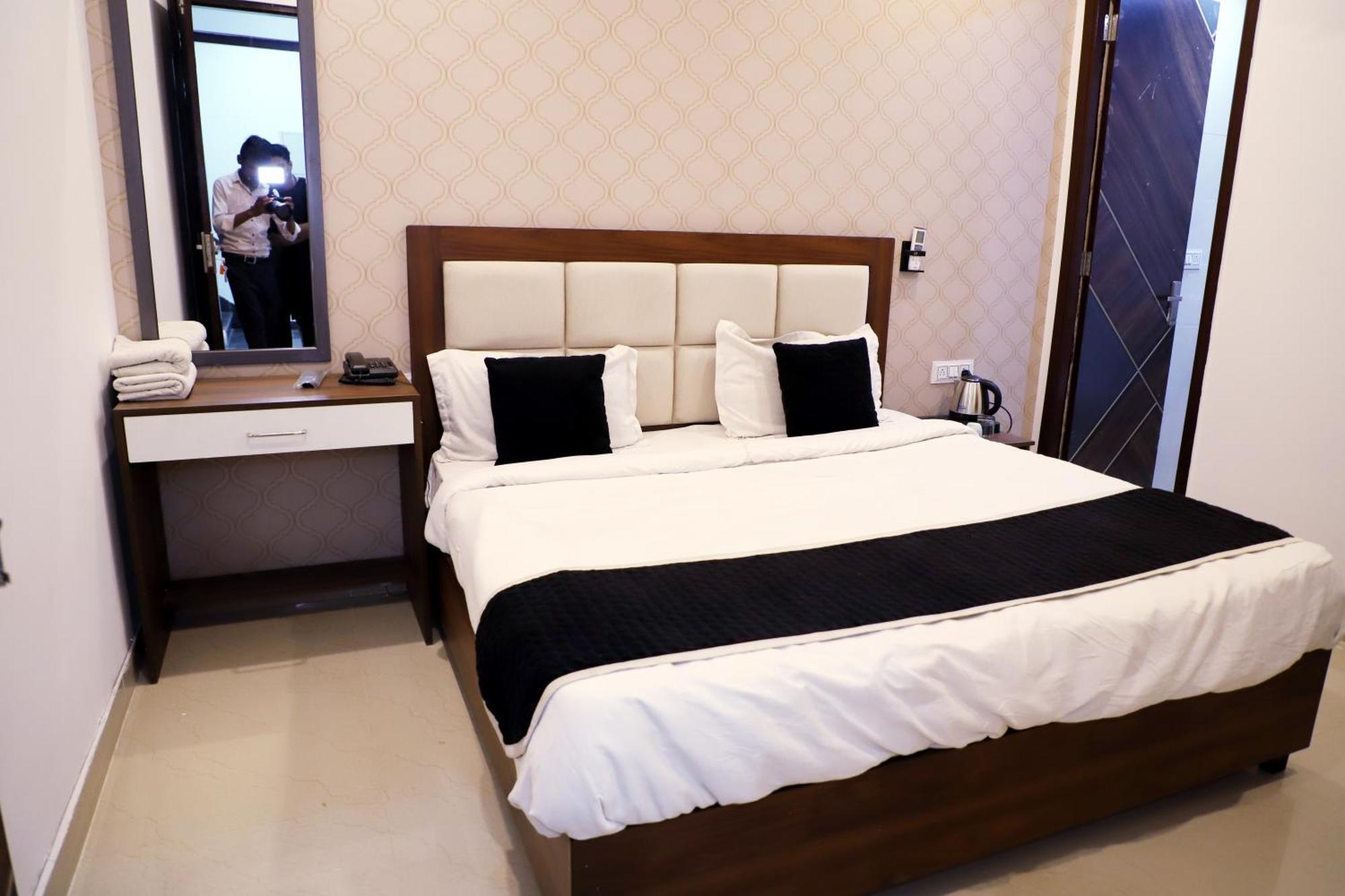 Royal Park Inn Грейтър Нойда Екстериор снимка
