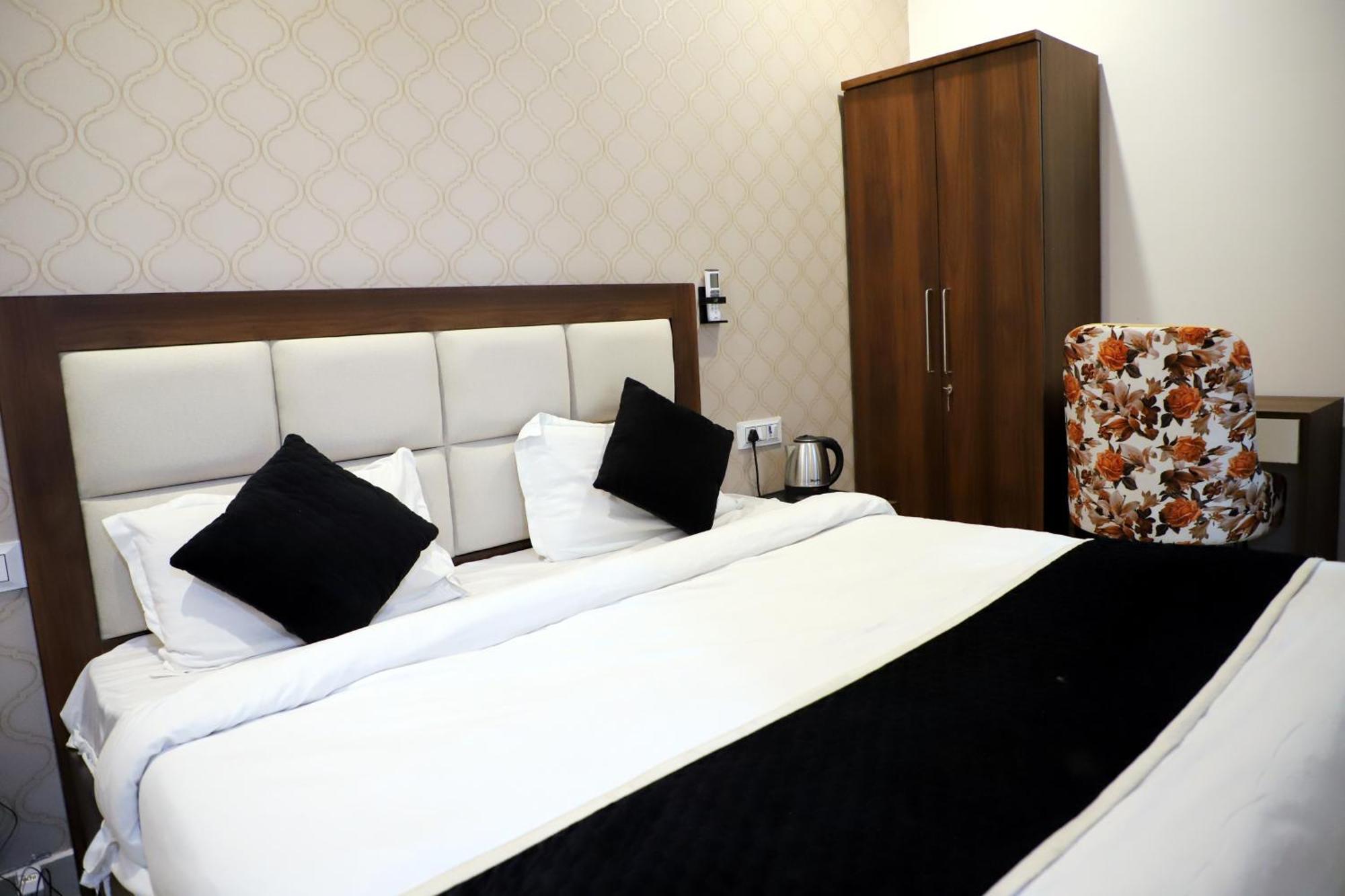 Royal Park Inn Грейтър Нойда Екстериор снимка