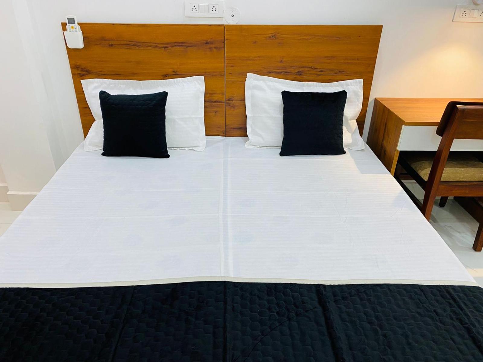 Royal Park Inn Грейтър Нойда Екстериор снимка
