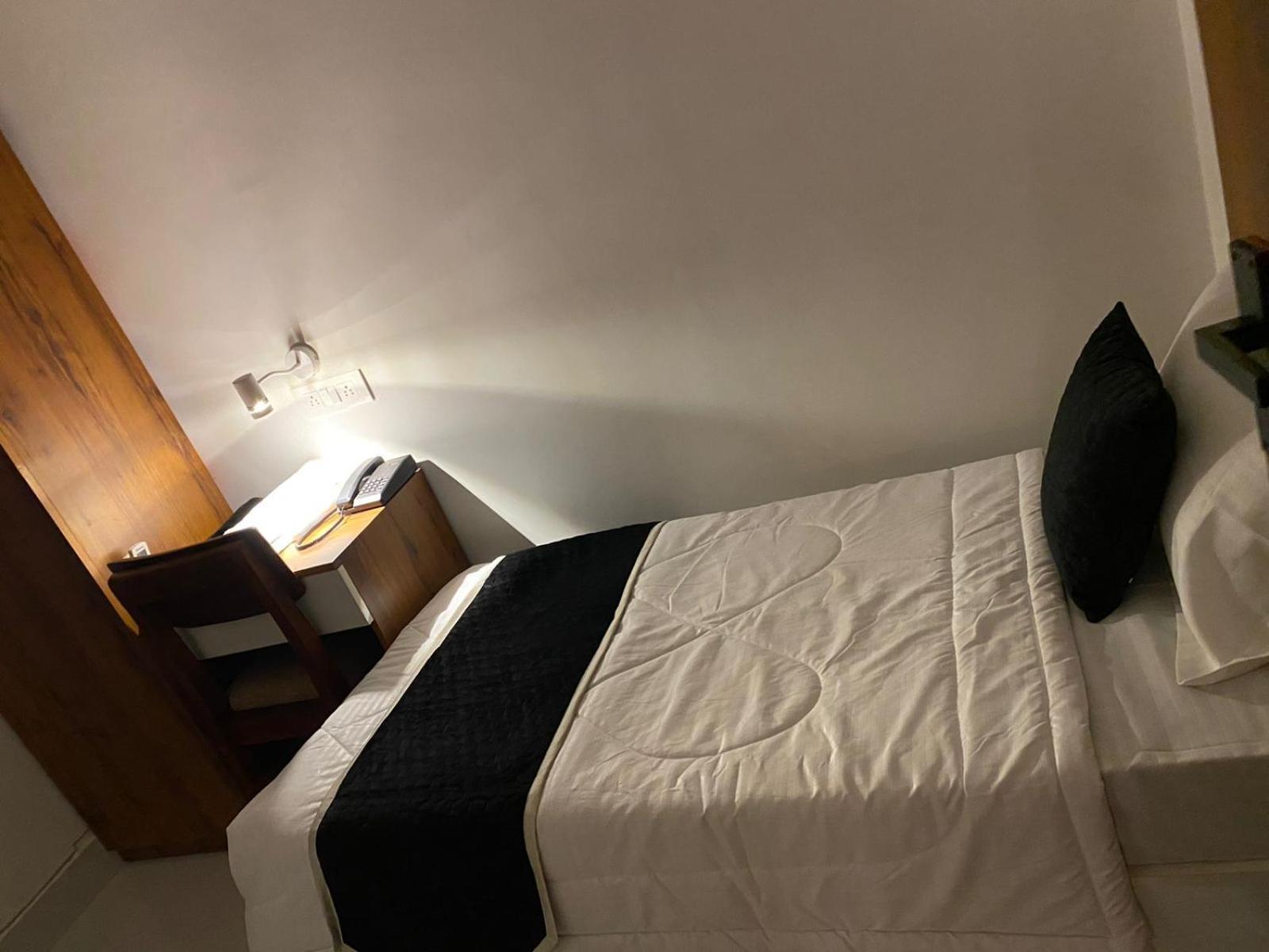 Royal Park Inn Грейтър Нойда Екстериор снимка